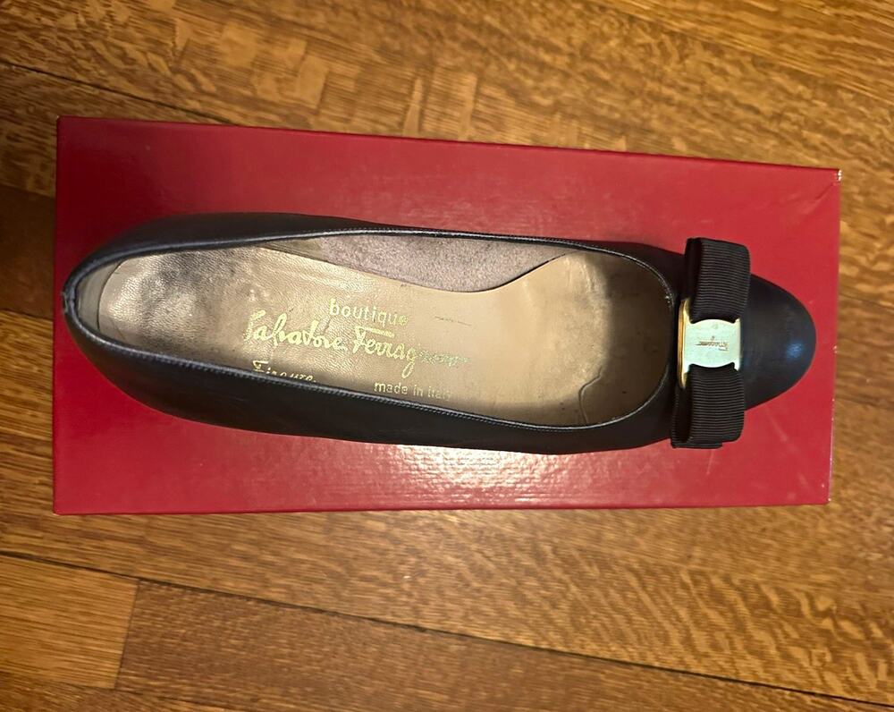 Vintage Salvatore Ferragamo Black Leather Round Toe Block Heel Bow Pumps US 9
